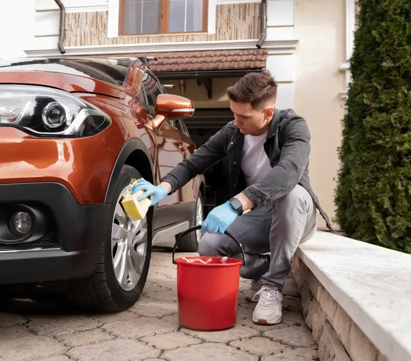 Lavage auto à domicile Neuville-Saint-Rémy : professionnel intervenant sur un véhicule
